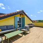 Premium Seven With Pool In פורץ